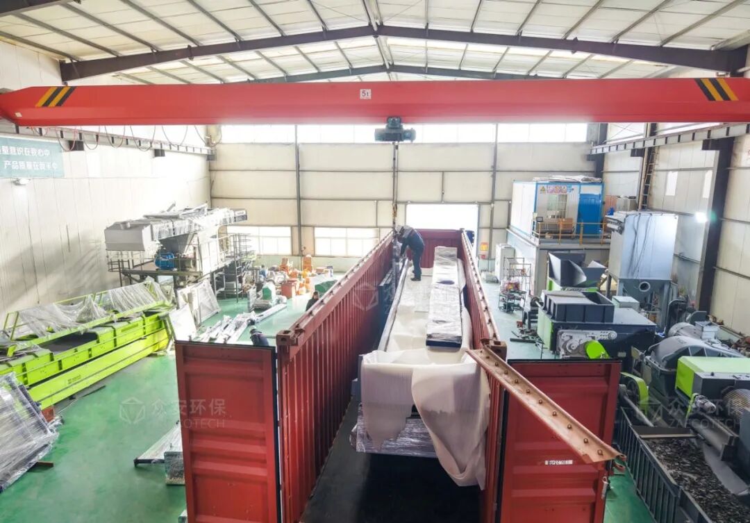 图|生活垃圾分选设备装车中 图|生活垃圾分选设备装车中