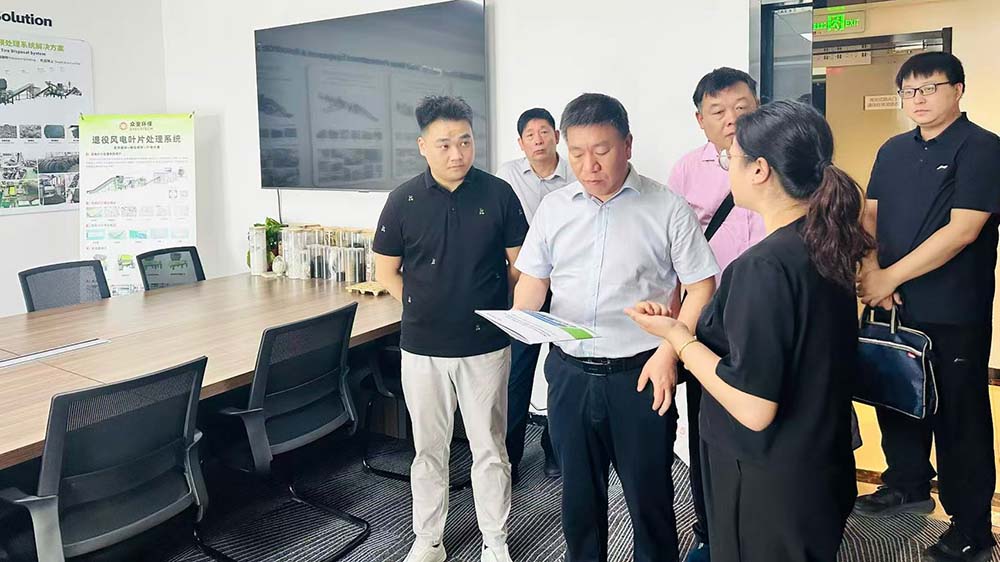 杨胜男向徐习军一行介绍固废资源化技术.jpg