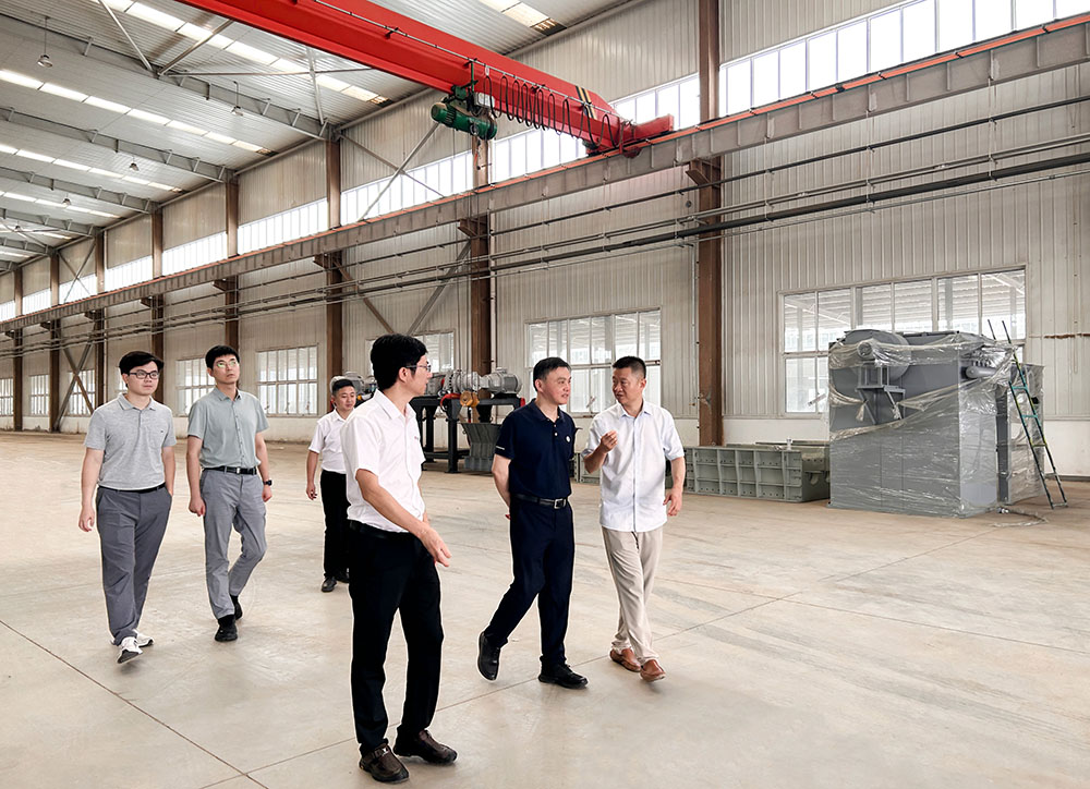 中资环新能源总经理参观众安环保新工厂.jpg 中资环新能源总经理参观众安环保新工厂.jpg